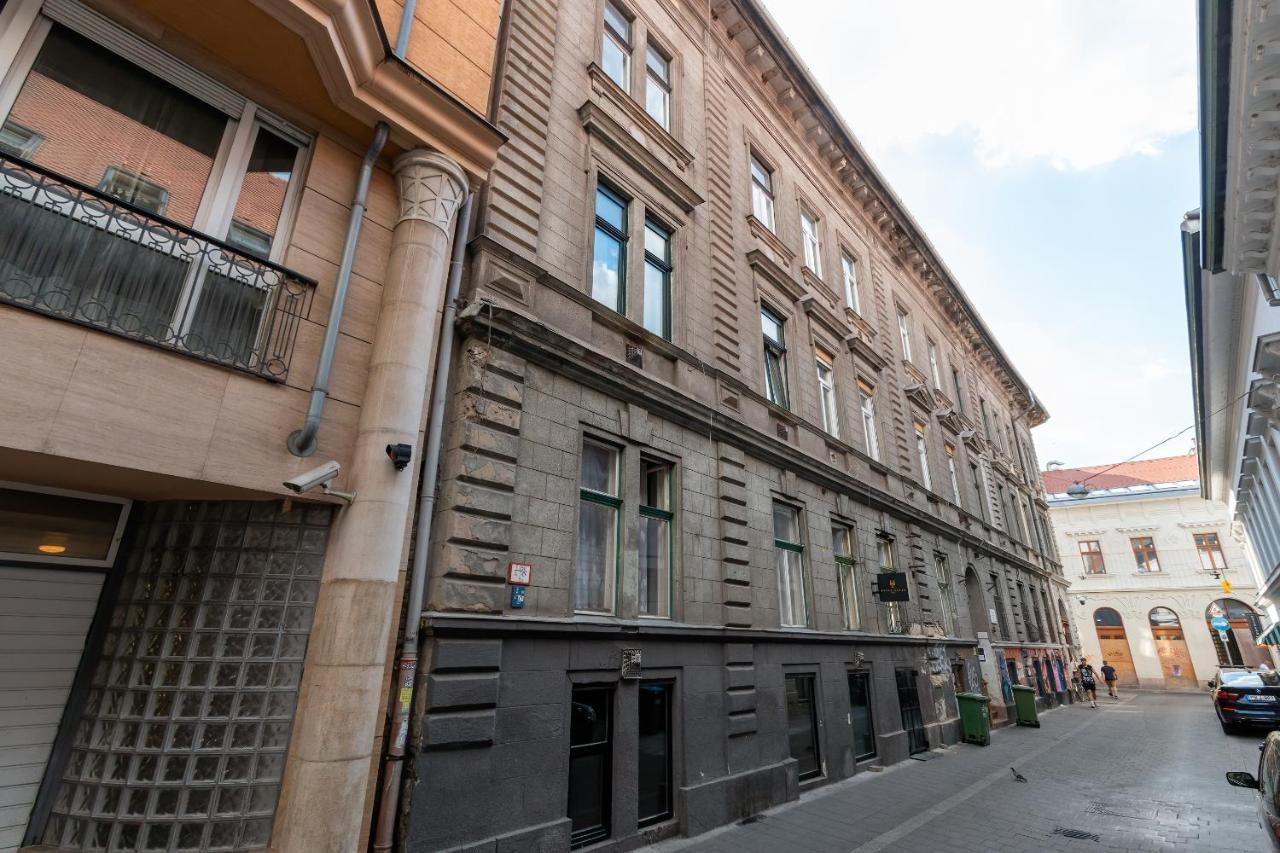 Spacious & Stylish Apartment In Downtown Budapest, Budapest